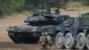 Войници стоят до боен танк Leopard 2 A7 на германските въоръжени сили по време на учение на НАТО във военен полигон в Мюнстер, Германия, 20 май 2019 г.