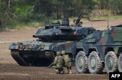 Німеччина, яка довго опиралася закликам кількох країн передати танки в Україну, погодилася надати Україні бойові танки Leopard 2 для двох батальйонів