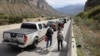 Люди на дороге в сторону КПП "Верхний Ларс" на российско-грузинской границе, 2022