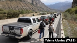 Люди на дороге в сторону КПП "Верхний Ларс" на российско-грузинской границе