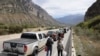 Люди на дороге в сторону КПП "Верхний Ларс" на российско-грузинской границе, 2022
