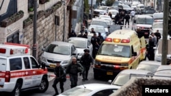 Mambri ai forțelor de securitate și ambulanțe în apropiere de Orașul Vechi, Ierusalim, 28 ianuarie 2023