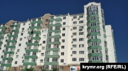 Новый многоэтажный дом на улице Горпищенко в Севастополе для переселенцев из России