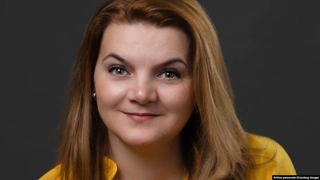 Oana Moșoiu este lector universitar la Facultatea de Științe ale Educației de la Universitatea din București. Este trainer și expert în educație​​​​​​​ și are experiența formării în Danemarca, unde a văzut cum sunt formați profesorii și învățătorii.