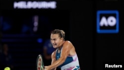 A belarusz Arina Szabalenka a tavalyi ausztrál nyílt bajnokság döntőjében, Melbourne-ben 2023. január 28-án