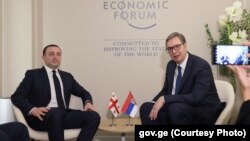 18 იანვარი. დავოსი. საქართველოს პრემიერ-მინისტრი ირაკლი ღარიბაშვილი (მარცხნივ), სერბეთის პრეზიდენტი ალექსანდრ ვუჩიჩი 