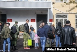 Люди у объединенного военкомата Гагаринского и Черемушкинского районов. Москва, 27 сентября 2022 года