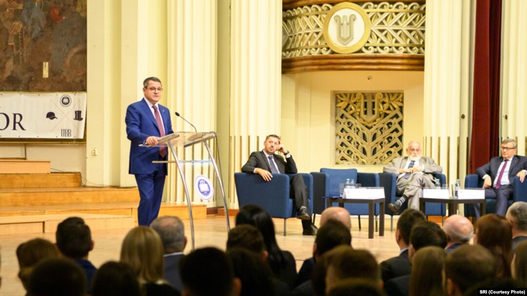 La începutului anului universitar, directorul SRI Eduard Hellvig (la prezidiu) a primit diploma de onoare din partea UBB, într-un eveniment care marca 15 ani de la înființarea studiilor de securitate, inițiate de coordonatorul doctoratului ministrului Lucian Bode, Adrian Ivan.