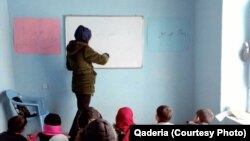 شماری از دختران در کابل در یک مکتب خانگی شماری از دختران بالاتر از صنف ششم را که از سوی حکومت طالبان از رفتن به مکتب محروم شده اند آموزش می‌دهند.