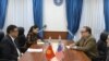 Тышкы иштер министринин орун басары Айбек Молдогазиев жана АКШнын Кыргызстандагы элчиси Лесли Вигеринин жолугушуусу. 19-январь, 2022-жыл.