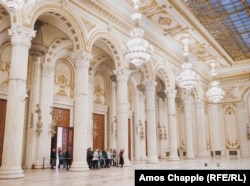 На туристите им се прикажува една од огромните простории во зградата на парламентот во Букурешт на 12 јануари.