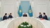 Президент Қасым-Жомарт Тоқаев, мәжіліс және сенат спикерлері Ерлан Қошанов және Мәулен Әшімбаев, мемлекеттік кеңесші Ерлан Қарин (оң жақта бірінші). 19 қаңтар 2023 жыл. 