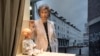 Lore Mayerfeld, koja je preživjela holokaust, pozira s svojom lutkom u sklopu izložbe s predmetima iz izraelskog memorijala holokausta Jad Vašem u njemačkom parlamentu u Berlinu, Njemačka, 23. siječnja 2023.