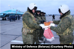 Белорусские военные встречают россиян, прибывших для участия в совместных воздушно-тактических учениях вооруженных сил Беларуси и России. Январь 2023 года