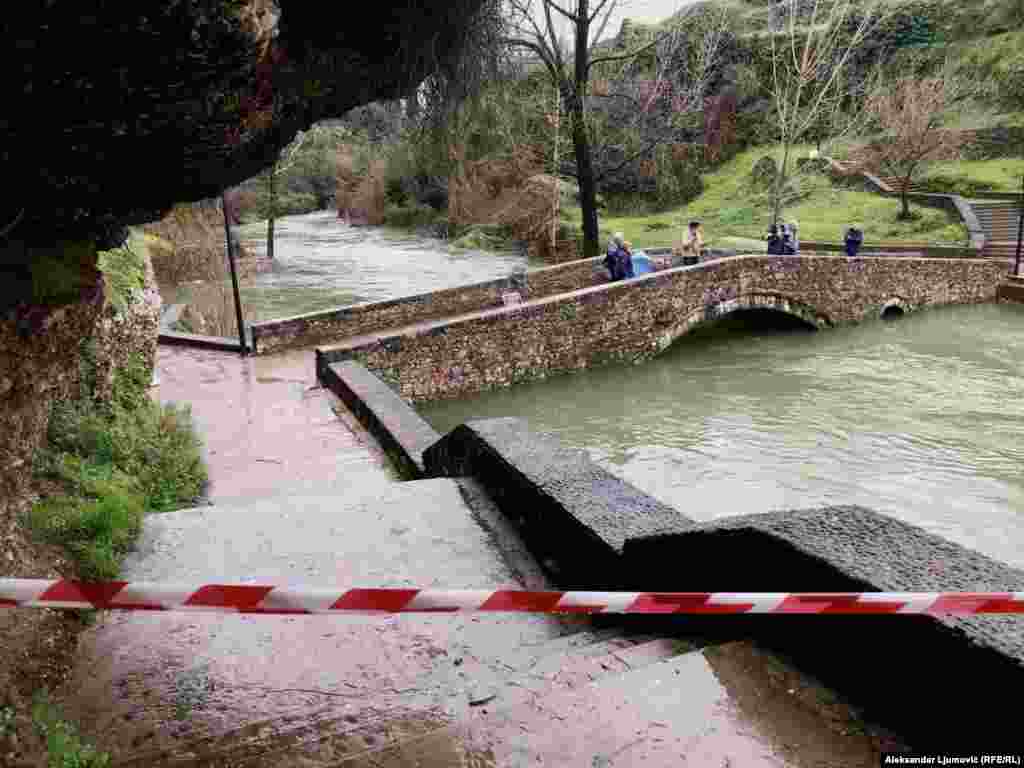 Na sastavcima&nbsp; Ribnice i Morače u centru Podgorice voda prijeti da poplavi most, Crna Gora , 20.januar 2023. &nbsp;