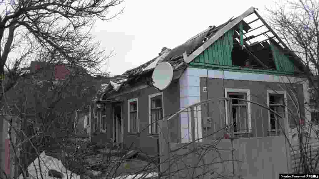 Багато будинків в Очакові з дірявими від обстрілів дахами