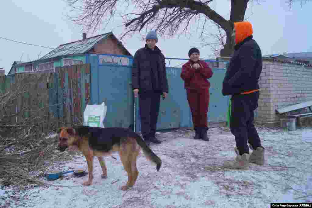 Dubovikov speaks with locals at a Donbas settlement. The volunteer says trying to convince to people to leave towns in imminent danger from the Russian invasion is largely pointless. &quot;People don&#39;t leave. Everyone has their own reason. It&#39;s largely elderly people who say: &#39;We were born here, we&#39;ll die here,&#39;&quot; the volunteer says.&nbsp;