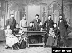 Семья Абрама и Хаи Новомейских. (Моисей – в форме студента училища). 1893 год