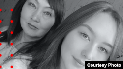 Активистка Нуралия Айткулова с дочерью Томирис