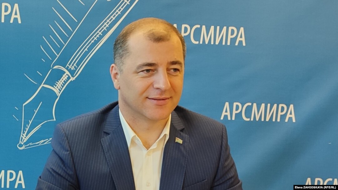В пресс-службе кабмина заявили, что «Адгур Ардзинба озабочен не проблемой решения жилищных вопросов нуждающихся, а самопиаром»