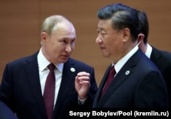 Vlagyimir Putyin orosz elnök (balra) beszél Hszi Csin-ping kínai vezetővel a Sanghaji Együttműködési Szervezet szeptemberi, üzbegisztáni csúcstalálkozóján