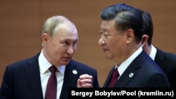 Rusia lui Vladimir Putin (stânga) și China lui Xi Jinping și-au declarat respingerea față de ce numesc „tendințe expansioniste ale statelor NATO”. Imagine din 16 septembrie 2022, la o întîlnire în Uzbekistan.