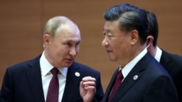 Президент России Владимир Путин беседует с председателем КНР Си Цзиньпином перед встречей глав государств-членов Шанхайской организации сотрудничества (ШОС) в расширенном составе в Самарканде. Узбекистан, 16 сентября 2022 года