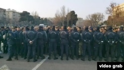 AXCP fəalları ziyarət zamanı polis kordonlarının olmasından narazılıqlarını bildiriblər.