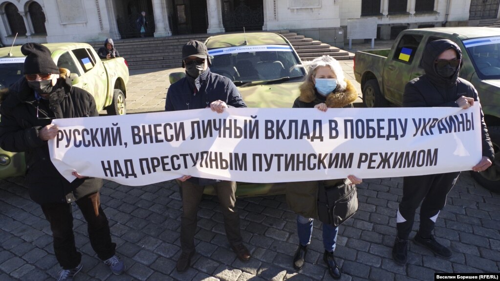 Организатори на дарението и се снимаха пред пикапите с маски и плакат, чийто превод е: "Руснако, дай своя принос за победата на Украйна над престъпния путински режим". 