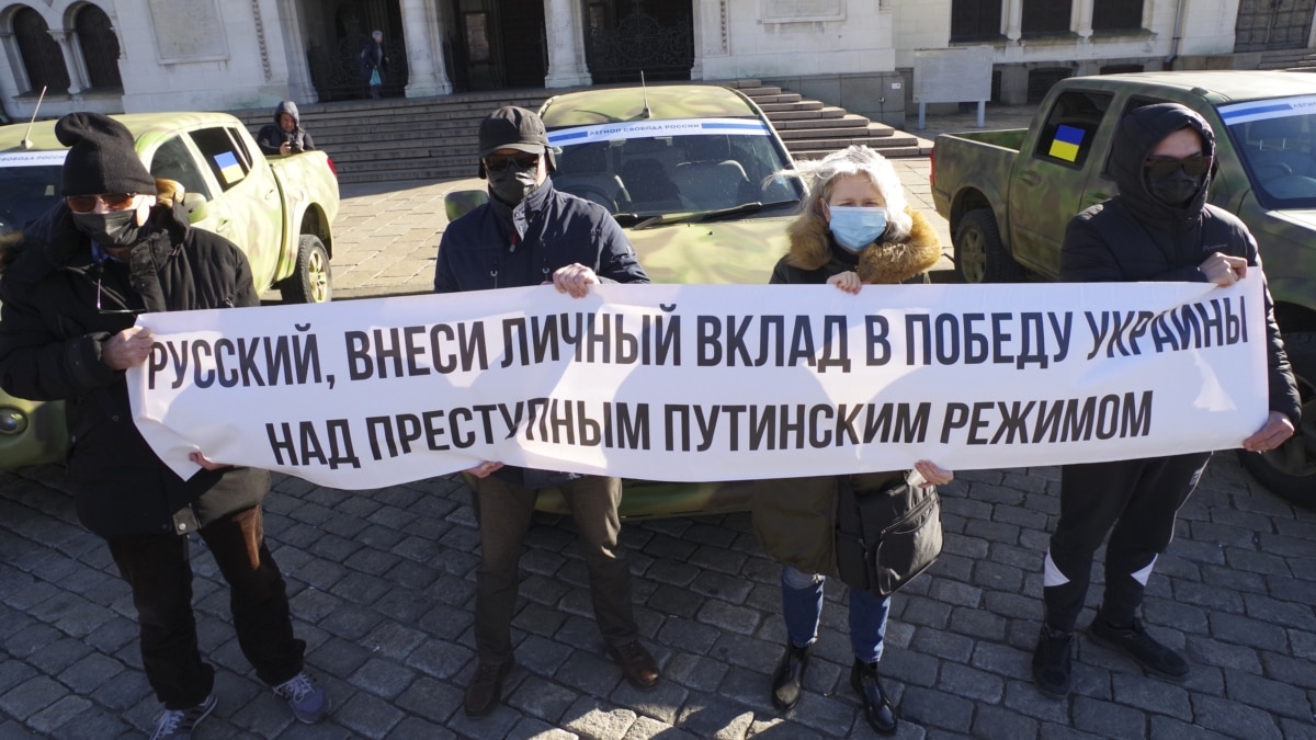 Руски граждани, които живеят в България, дариха три пикапа с