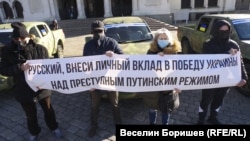 Организатори на дарението и се снимаха пред пикапите с маски и плакат, чийто превод е: "Руснако, дай своя принос за победата на Украйна над престъпния путински режим". 