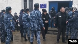 Проверка и обыски подозреваемых, причастных к созданию террористического сообщества, в ИК-2 в Калмыкии Российской Федерации. Архивное фото
