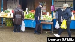 Покупатели на рынке в Севастополе, январь 2023 года