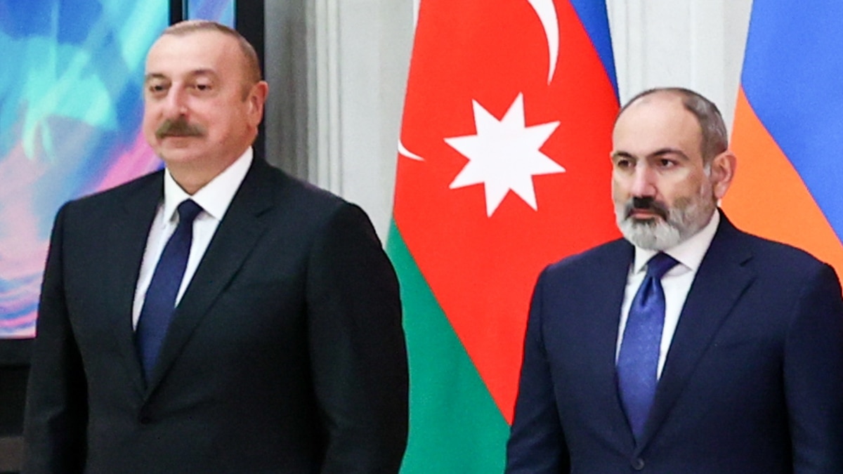 Ilham Aliyev welcomes Nikol Pashinyan with a handshake in Saint Petersburg