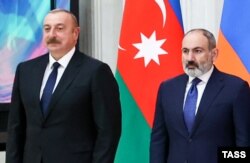Президент Азербаджану Ільхзам Алієв (ліворуч) та прем’єр-міністр Вірменії Нікол Пашинян під час Економічного форуму в російському Петербурзі. Грудень 2022 року (ілюстраційне фото)