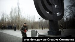 Președintele ucrainean Volodimir Zelenski marcând Ziua Holocaustului la monumentul de la Babi Yar, Kiev, 27 ianuarie 2023