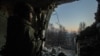 Un militar ucrainean supraveghează situația în orașul Bahmut, regiunea Donețk, Ucraina, 27 ianuarie 2023.