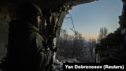 Un militar ucrainean supraveghează situația în orașul Bahmut, regiunea Donețk, Ucraina, 27 ianuarie 2023.