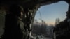 Militar ucrainean de gardă, în Bahmut, regiunea Donețk, Ucraina, 27 ianuarie 2023