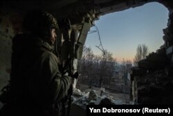 Украинский военный среди развалин Бахмута в Донецкой области