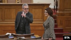 Парламентът прие на първо четене 4 от 5 за промени в Наказателно-процесуалния кодекс. На снимката Йордан Цонев (ДПС) и Десислава Атанасова (ГЕРБ), 27 януари 2022 г.