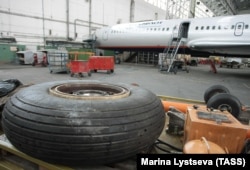 Egy repülőgép karbantartása a Moszkva melletti Domogyedovo repülőgép-karbantartó központban (archív fotó)
