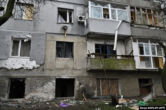 Вибиті вікна у будинку в Очакові, 10 грудня 2022 року