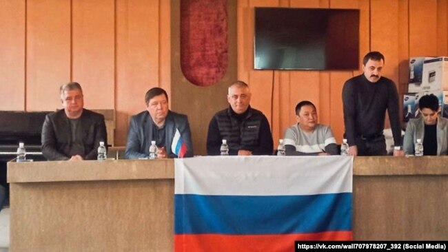 Министр здравоохранения российского правительства Крыма Константин Скорупский (слева) на совещании в оккупированном Геническе, 5 декабря 2022 года