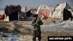 آرشیف، یکی از کودکان افغان که در هوای سرد زمستان در یکی از کمپ‌ها در شهر کابل زندگی می‌کند.