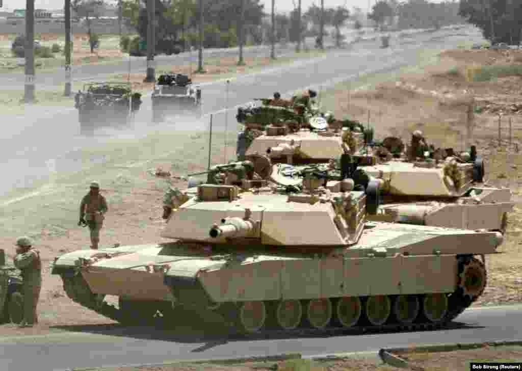 Tenkovi američkih marinaca M1A1 Abrams zauzimaju odbrambeni položaj u blizini glavnog punkta u Faludži, Irak, 24. juna 2004. Izvoznu verziju Abramsa koriste vojska Australije, Egipta, Iraka, Kuvajta, Poljske i Saudijske Arabije.