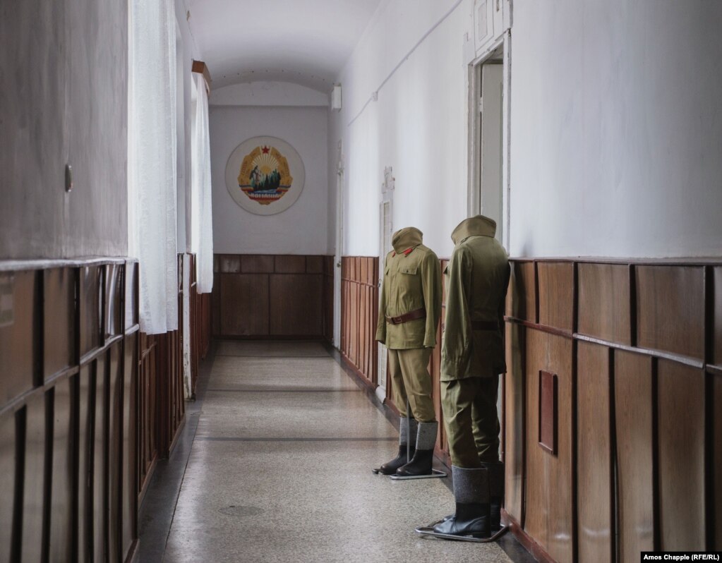 Коридор в сградата, където Николае и Елена Чаушеску са били съдени, след което екзекутирани през 1989 г.