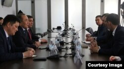 Эмгек, социалдык камсыздоо жана миграция министри Кудайберген Базарбаев британиялык өкүлдөр менен сүйлөшүүдө. 