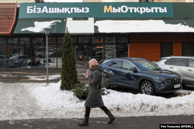 Një restorant pa emër në Almati, i hapur aty ku dikur shtrihej zinxhiri global, McDonald's.