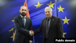 Министр иностранных дел Армении Арарат Мирзоян (слева) и верховный представителб ЕС по иностранным делам и политике безопасности Жозеп Боррель, Брюссель, 25 января 2023 г.